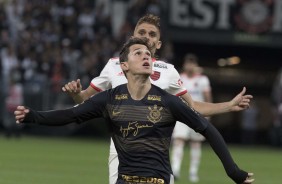 Mateus Vital em jogada contra o Flamengo, pelo Brasileirão