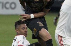 Romero em disputa de bola com adversário