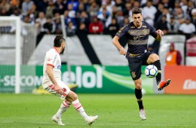 Danilo Avelar em jogo contra o Flamengo, pelo Brasileirão, na Arena Corinthians