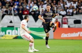 Danilo Avelar no jogo contra o Flamengo, pelo Campeonato Brasileiro