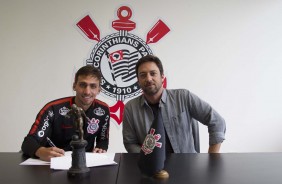 Dulio Monteiro durante assinatura de contrato de Gustavo Mosquito