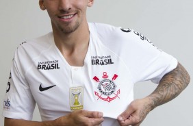 Gustavo Mosquito durante apresentao e assinatura de contrato com o Corinthians