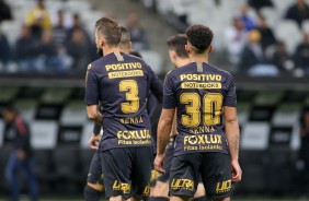 Henrique e Douglas durante jogo contra o Flamengo, na Arena Corinthians, pelo Brasileiro