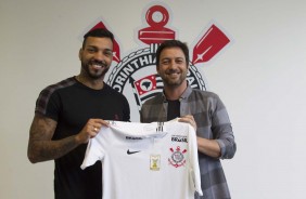 Lateral Michel Macedo assinou contrato com o Corinthians