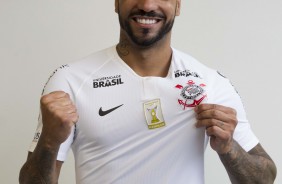 Lateral Michel Macedo assinou contrato por duas temporadas com o Corinthians