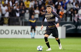 Léo Santos em jogada contra o Flamengo, na Arena Corinthians, pelo Campeonato Brasileiro