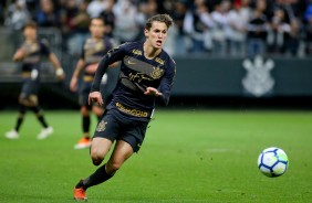 Menino Mateus Vital em jogada contra o Flamengo, na Arena Corinthians, pelo Brasileirão