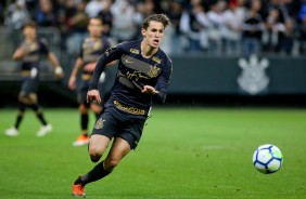 Menino Mateus Vital em jogada contra o Flamengo, na Arena Corinthians, pelo Brasileiro