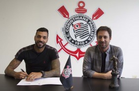 Michel Macedo assinou contrato com o Corinthians nesta tarde