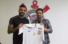 Michel Macedo e Dulio durante assinatura do contrato do lateral