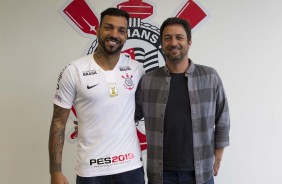 Michel Macedo e Dulio Monteira durante assinatura de contrato do lateral
