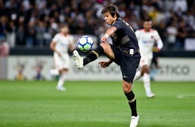 Romero durante jogada na partida contra o Flamengo, pelo Brasileiro, na Arena Corinthians