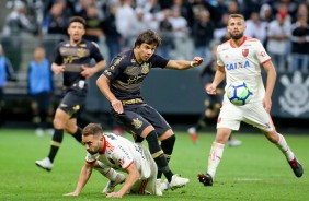 Romero em dividida durante jogo contra o Flamengo, pelo Brasileirão