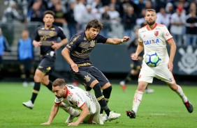 Romero em dividida durante jogo contra o Flamengo, pelo Brasileiro