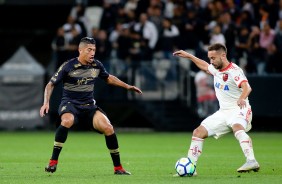 Volante Ralf durante jogo contra o Flamengo, pelo Brasileirão, na Arena Corinthians