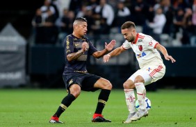 Volante Ralf em jogo contra o Flamengo, na Arena Corinthians