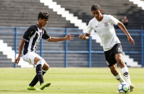 Danilo em jogada contra o Figueirense, pela Copa do Brasil Sub-17