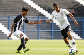 Danilo em jogada contra o Figueirense, pela Copa do Brasil Sub-17