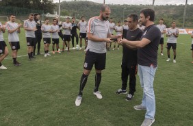Dulio homenageando o meia Danilo por seus 350 jogos pelo Corinthians