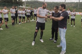 Duílio homenageando o meia Danilo por seus 350 jogos pelo Corinthians