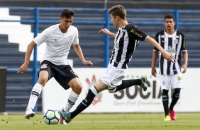 Gustavo Mantuan em jogada contra o Figueirense, pela Copa do Brasil sub-17