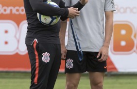 Jair Ventura conversa com Vital durante treino no CT do Coimbra