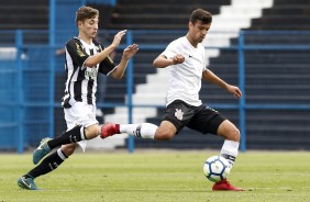 João Felipe em jogada contra o Figueirense; duelo terminou em empate