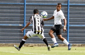 Meia Cauã em jogada contra o Figueirense, pela Copa do Brasil Sub-17
