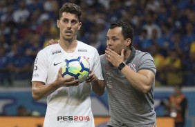 Danilo Avelar ouve instruções de Jair Ventura durante jogo contra o Cruzeiro, em Belo Horizonte