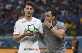 Danilo Avelar ouve instrues de Jair Ventura durante jogo contra o Cruzeiro, em Belo Horizonte