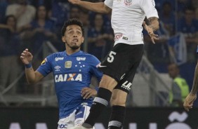 Gabriel em jogada area contra o Cruzeiro, pela Copa do Brasil