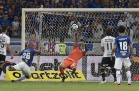 Goleiro Cssio em grande defesa contra o Cruzeiro, em Minas Gerais