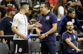 Antoniazzi e o treinador Andr Bi durante final contra o Joinville, pela Copa do Brasil de futsal