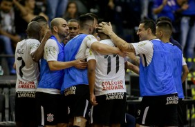 Elenco corinthiano comemorando triunfo sobre o Joiville, pela final da Copa do Brasil de futsal