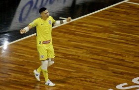 Goleiro Obina comemorando muito seu gol contra o Joinville, pela Copa do Brasil de futsal