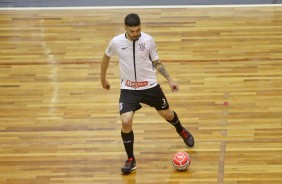 Matheus durante final contra o Joinville, pela Copa do Brasil de futsal