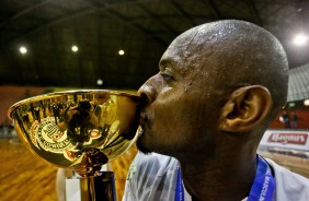 Nen beijando a taa de campeo da Copa do Brasil de futsal