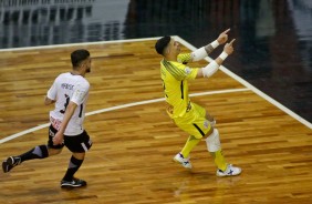 Obina, goleiro do Corinthians, comemora seu gol contra o Joinville, pela Copa do Brasil de futsal
