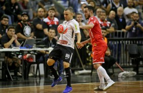 Piv Caio em jogada contra o Joinville, pela Copa do Brasil de futsal