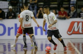 Renatinho em jogada contra o Joinville pela final da Copa do Brasil de futsal