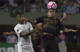 Gabriel disputa a bola com adversário