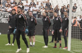 Goleiros do Corinthians durante treino aberto na Arena
