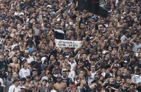 Torcedores levaram bandeiras, faixas e muita energia no treino aberto na Arena Corinthians