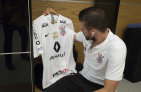 Henrique observa o uniforme antes da final contra o Cruzeiro, no vestirio da Arena Corinthians