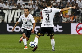 Jadson e Henrique durante jogo contra o Cruzeiro, pela final da Copa do Brasil