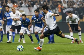 Jadson marcou de pnalti o nico gol do Corinthians contra o Cruzeiro, pela Copa do Brasil