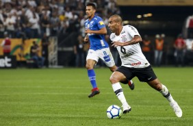 O atacante Emerson Sheik em jogada contra o Cruzeiro, pela final da Copa do Brasil