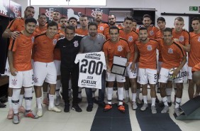 Jadson ganha placa de 200 jogos com a camisa do Timo