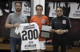 Jadson ganha placa de 200 jogos com a camisa do Timo