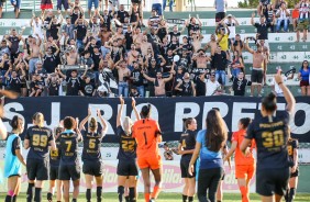 Jogadoras cumprimentam a torcida